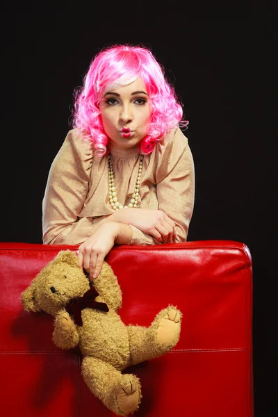 Femme tenant un ours en peluche — Photo