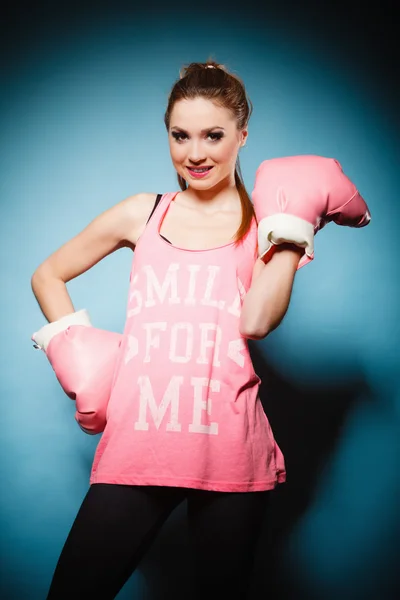 Mulher boxer posando — Fotografia de Stock