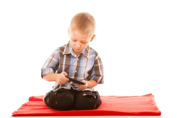 Kleiner Junge spielt Spiele — Stockfoto
