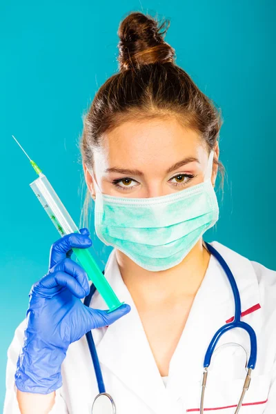 Doctor in de masker houdt van de spuit — Stockfoto