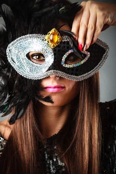 Vrouw bedrijf mysterieuze masker — Stockfoto