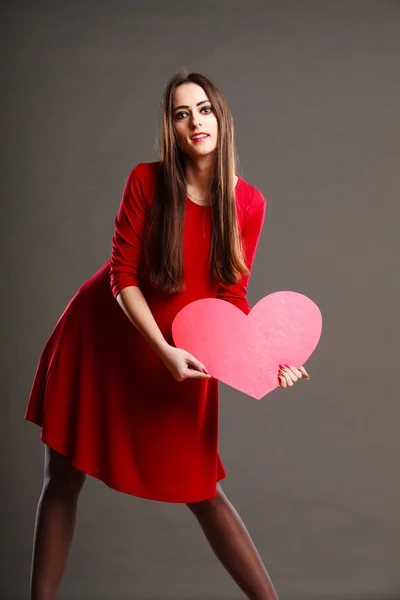 Donna che tiene il cuore — Foto Stock