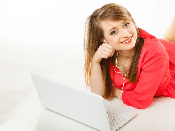 Girl listening to music — Stock Photo, Image