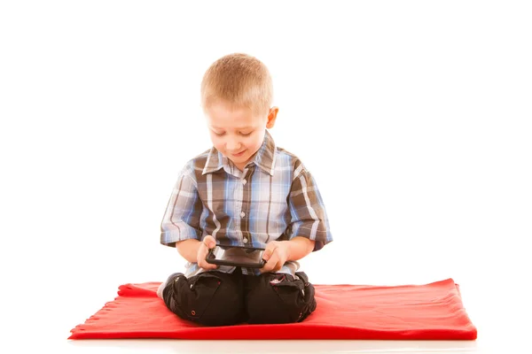 Liten pojke spelar på smartphone — Stockfoto