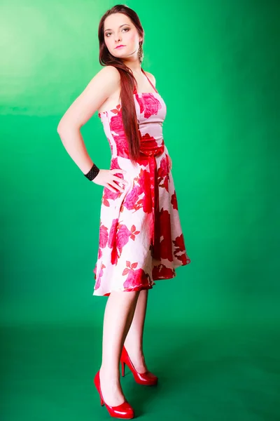 Женщина позирует в летнем платье . — стоковое фото