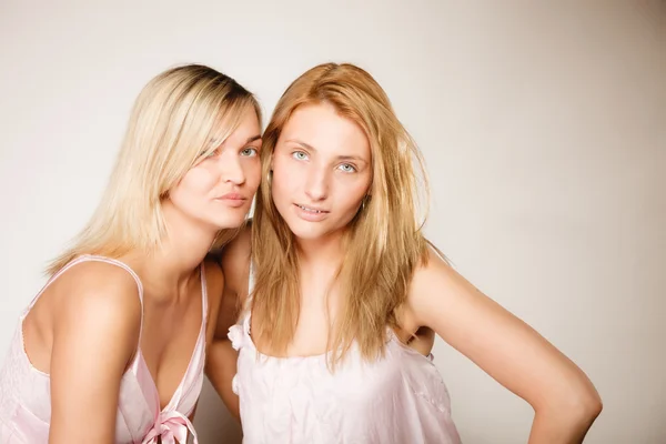 Donne senza trucco in posa — Foto Stock