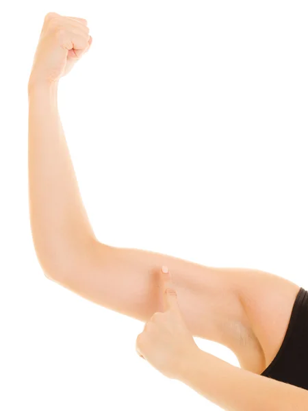 Fitness žena zobrazeno biceps — Stock fotografie