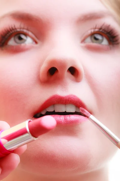 Mujer aplicando lápiz labial — Foto de Stock