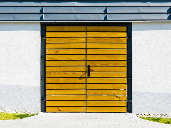 Žluté dřevěné dveře venku. — Stock fotografie