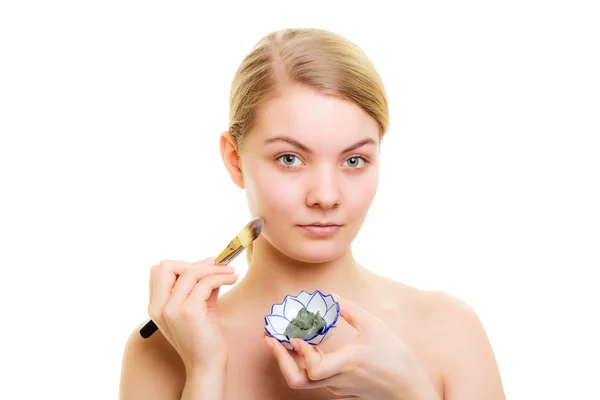 Mujer aplicando mascarilla de barro — Foto de Stock