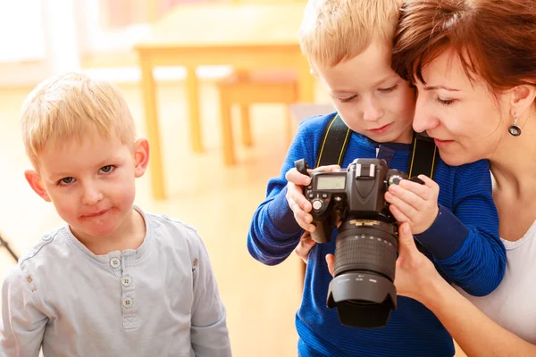Дети играют с камерой — стоковое фото