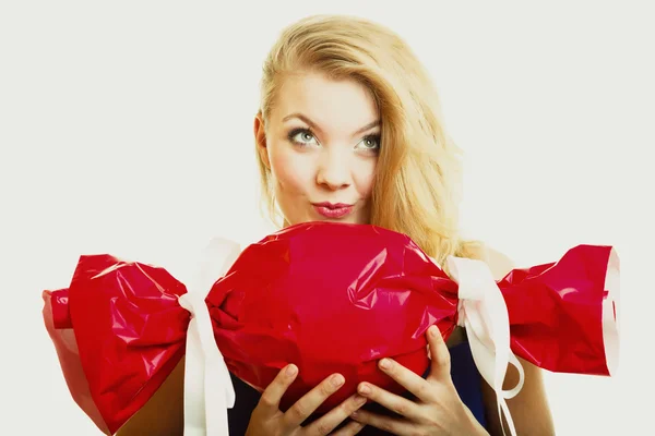 Chica sosteniendo regalo rojo — Foto de Stock