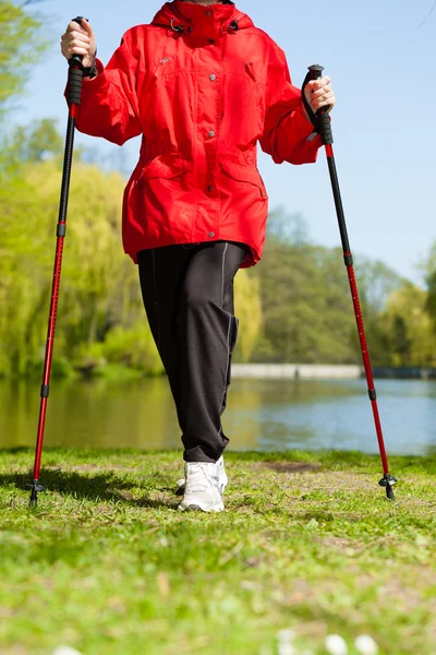 Gambe femminili escursioni nel parco . — Foto Stock