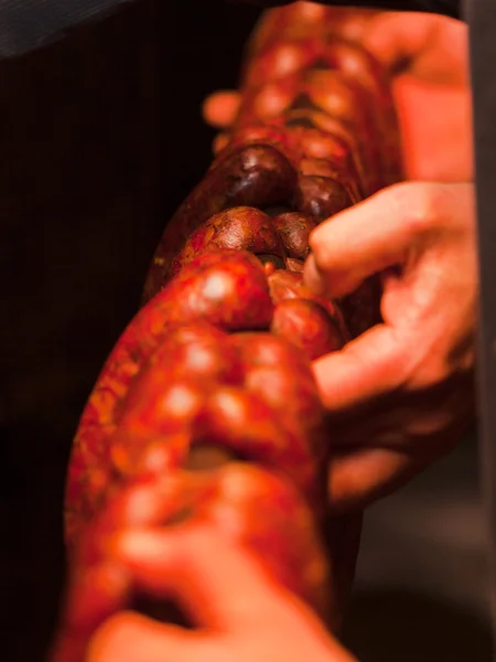 Smokehouse içinde füme sausuages. — Stok fotoğraf