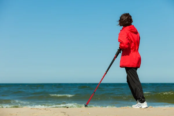 Frau wandert am Strand. — Stockfoto