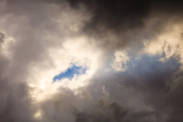 Nubes que cubren el cielo — Foto de Stock