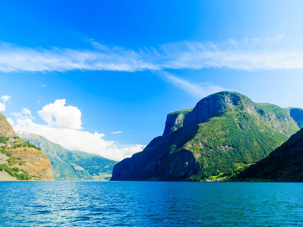 Montanhas e fiordes na Noruega . — Fotografia de Stock