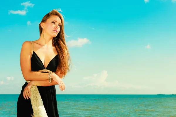 Chica relajante en la costa del mar — Foto de Stock