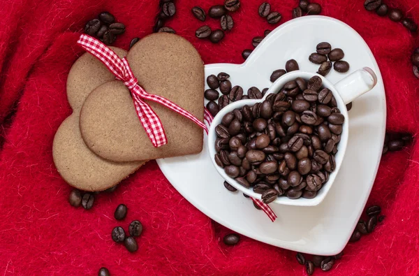 Chicchi di caffè in tazza a forma di cuore — Foto Stock