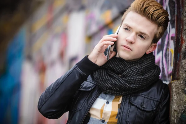 Homme parlant sur téléphone portable — Photo