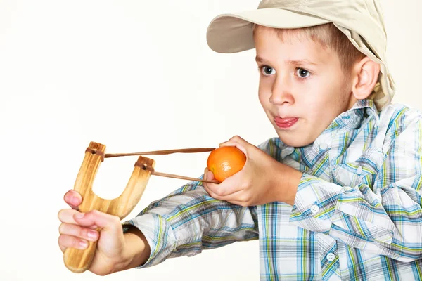 Kid segurando estilingue nas mãos — Fotografia de Stock