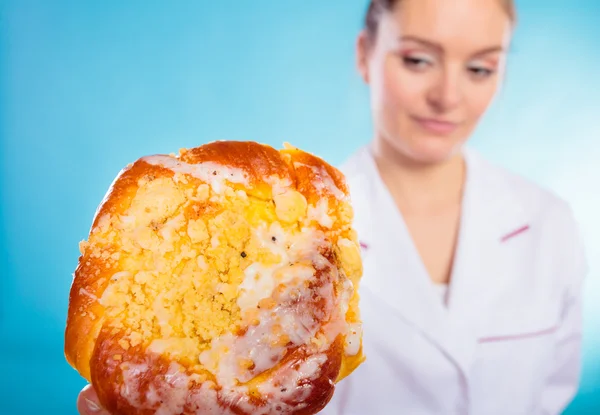 Ernährungswissenschaftlerin hält süßes Essen in der Hand — Stockfoto