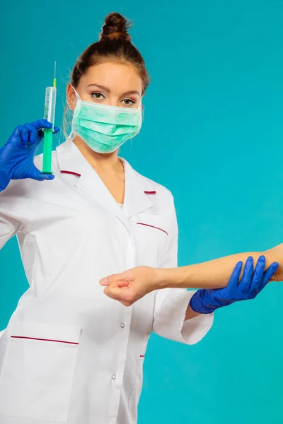 Médico inyectando al paciente. — Foto de Stock