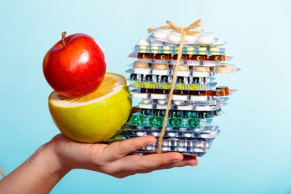 Pillole per tenere in mano e frutta — Foto Stock