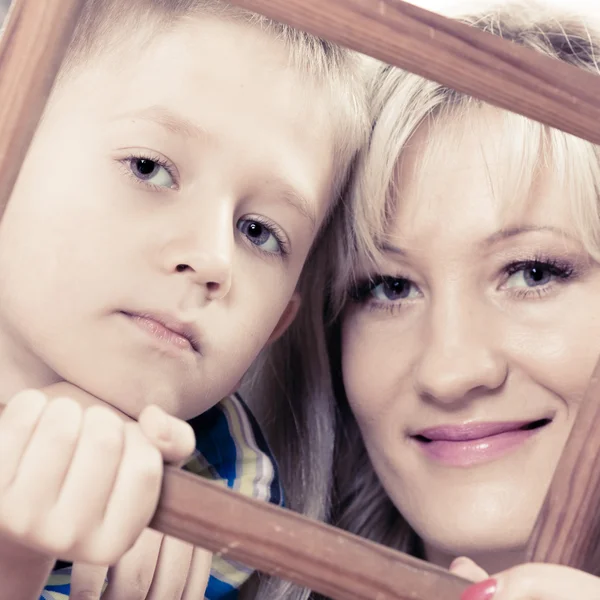 Madre e figlio holding frame — Foto Stock