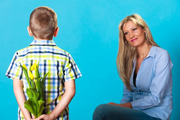 Child  giving flowers his mother — Stock Photo, Image