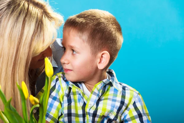 Ragazzo che festeggia la festa della mamma — Foto Stock