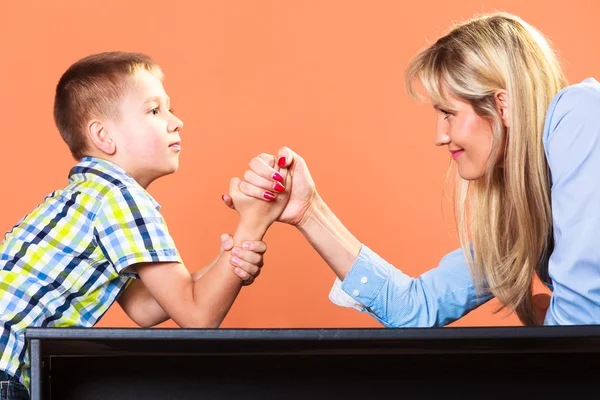 Mother and son arm wrestling. — Stock Photo, Image