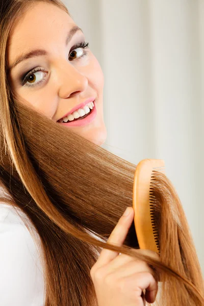 Frau kämmt ihre Haare — Stockfoto