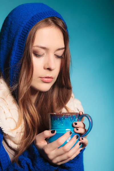 Adolescente chica holding azul taza —  Fotos de Stock