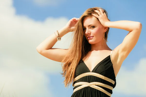 Beautiful sexy girl  posing on seashore — Stock Photo, Image