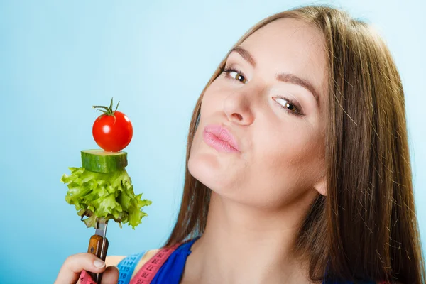 Mädchen hält Gabel mit Gemüse — Stockfoto