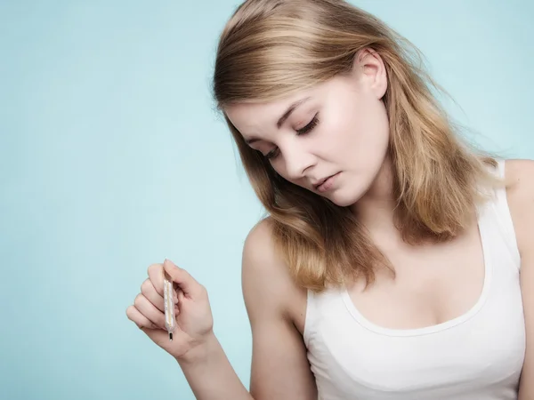 Mädchen überprüft Thermometer. — Stockfoto