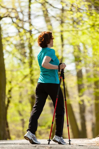 Woman hiking in the forest — Stock Photo, Image