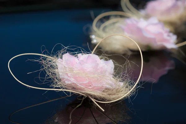 Svatební auto s růžovými květy — Stock fotografie