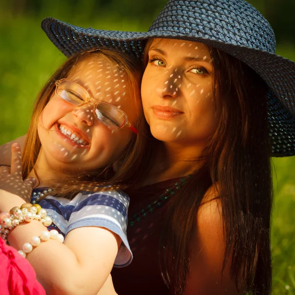 Mãe e filha posando — Fotografia de Stock