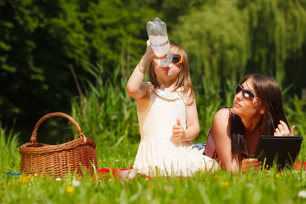 Mamman och flickan ha picknick — Stockfoto