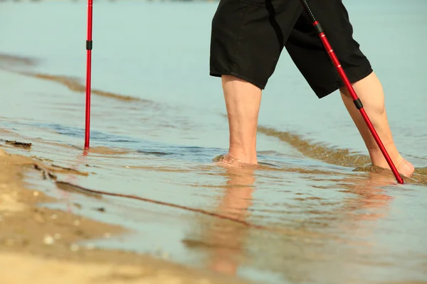 Frau wandert am Strand. — Stockfoto