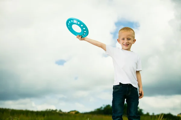 Criança brincando com frisbee — Fotografia de Stock