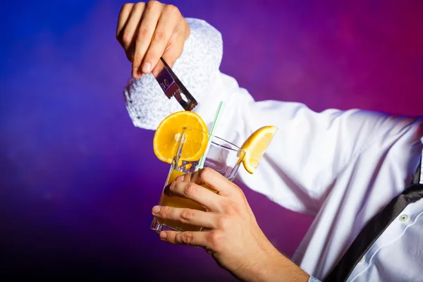 Jeune homme préparant un cocktail — Photo