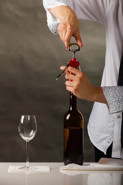 Man opening bottle — Stock Photo, Image