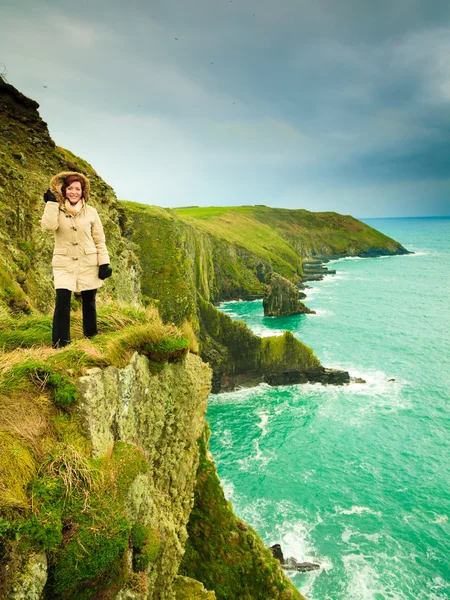 Vrouw stond op rots — Stockfoto