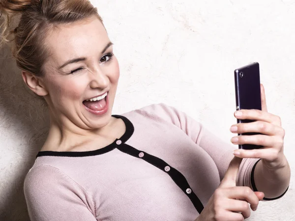 Businesswoman texting on smartphone — Stock Photo, Image