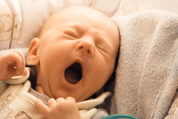 Niña recién nacida mintiendo — Foto de Stock