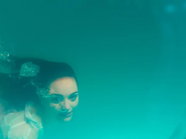 Fille dans la piscine — Photo