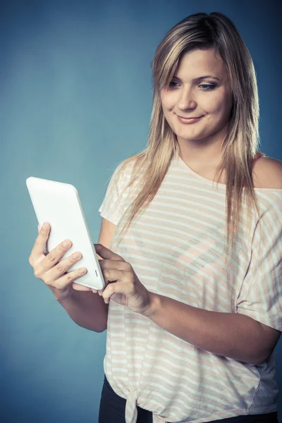 Молодая женщина с помощью планшета — стоковое фото